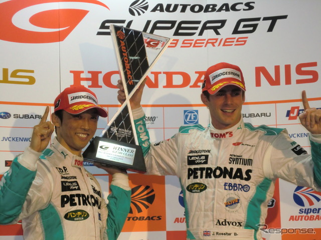 GT500優勝の中嶋一貴(左)とジェームス・ロシター。
