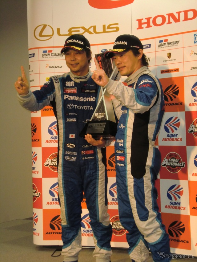 GT300優勝の新田守男(左)と嵯峨宏紀。