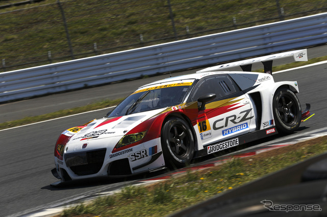 終盤、独走から無念の2位後退となった無限CR-Z。写真:Honda(予選日)