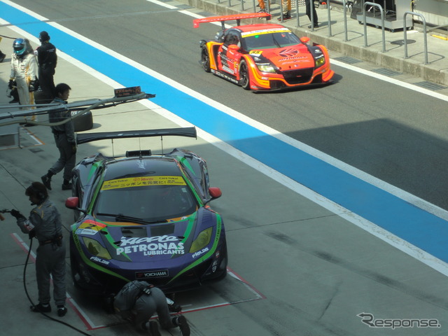 GT300は参戦車種が多彩。手前はマクラーレンMP4-12C。