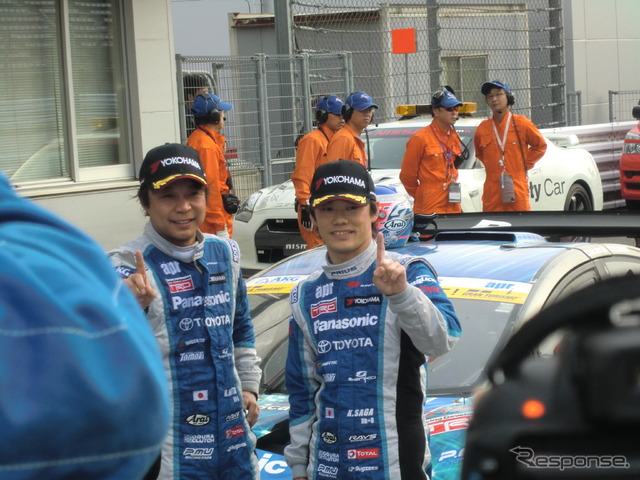 GT300優勝の新田守男(左)と嵯峨宏紀。