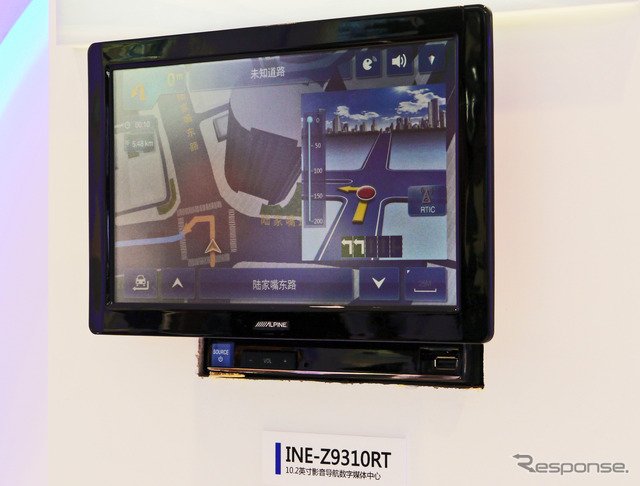 10.2型モニターを搭載したINE-Z9310RT。背後に見えるのがDINサイズのユニット