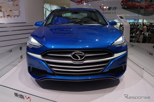 東南汽車・V7(上海モーターショー13)