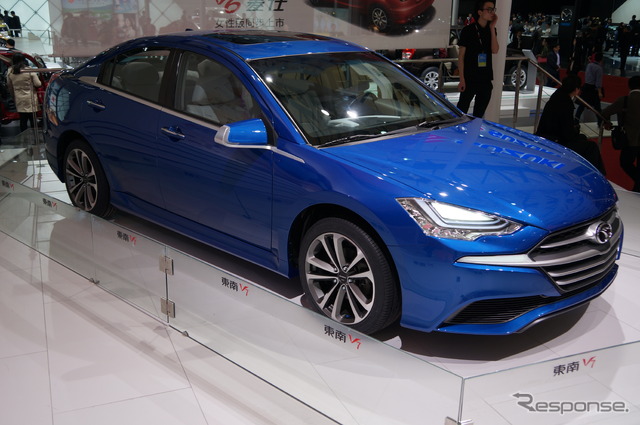 東南汽車・V7(上海モーターショー13)