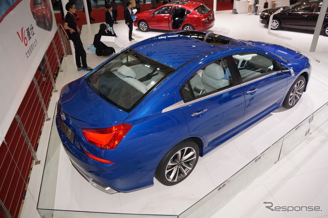 東南汽車・V7(上海モーターショー13)