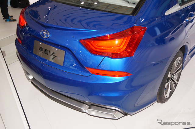 東南汽車・V7(上海モーターショー13)