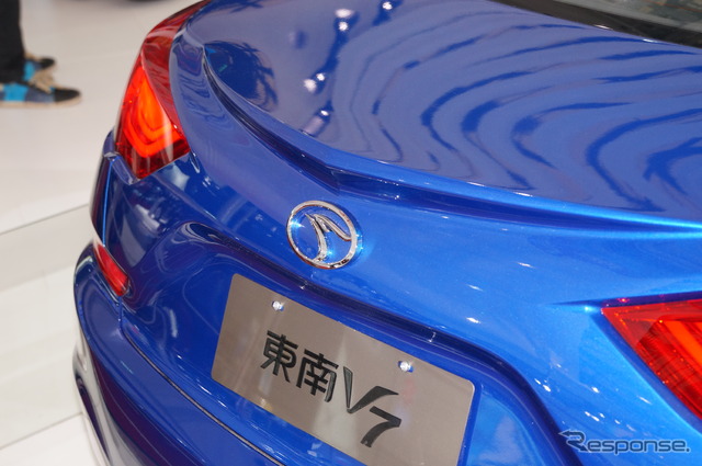 東南汽車・V7(上海モーターショー13)