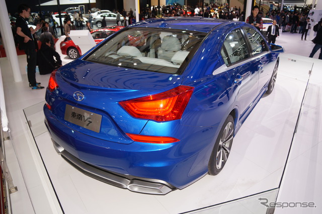 東南汽車・V7(上海モーターショー13)