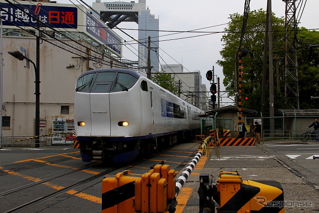 梅田貨物駅を通過する特急列車(2013年4月末)