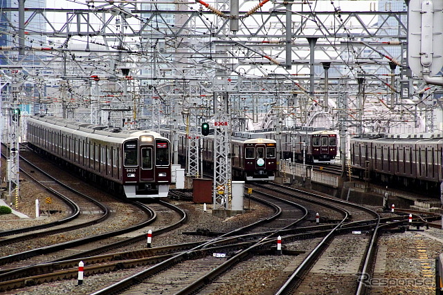 3本の列車が同着する阪急十三駅