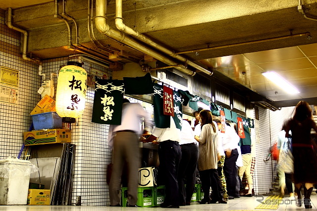 駅の地下通路に構える立ち飲み店