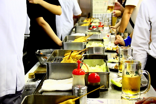 駅の地下通路に構える立ち飲み店