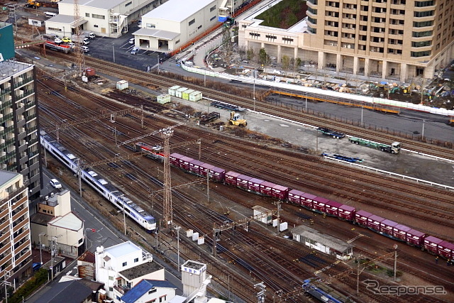 JR貨物梅田駅を通過する関空特急「はるか」（2013年2月）