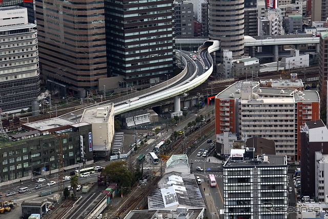 5~7階部分を阪神高速が貫く、16階建てのゲートタワービル(2013年2月)