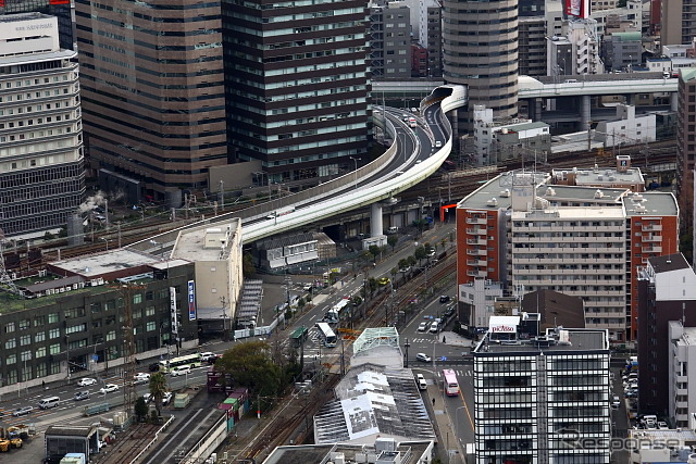 5～7階部分を阪神高速が貫く、16階建てのゲートタワービル（2013年2月）