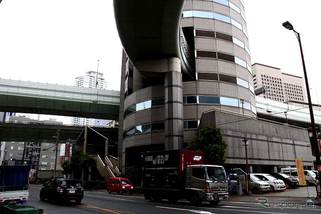 5~7階部分を阪神高速が貫く、16階建てのゲートタワービル(2013年2月)