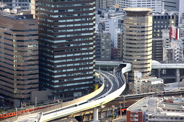 5~7階部分を阪神高速が貫く、16階建てのゲートタワービル(2013年2月)