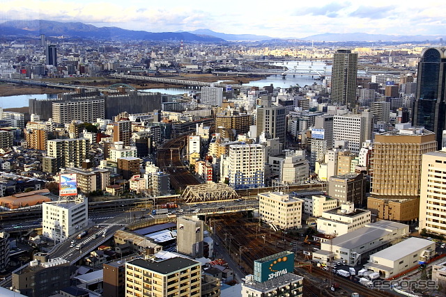 梅田貨物駅の北側に新淀川を渡る新御堂筋や東海道線の橋が見える（2013年2月）