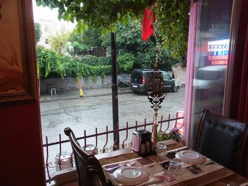 トルコの茶畑を訪ねて　（6）　イスタンブール　雨の誘い