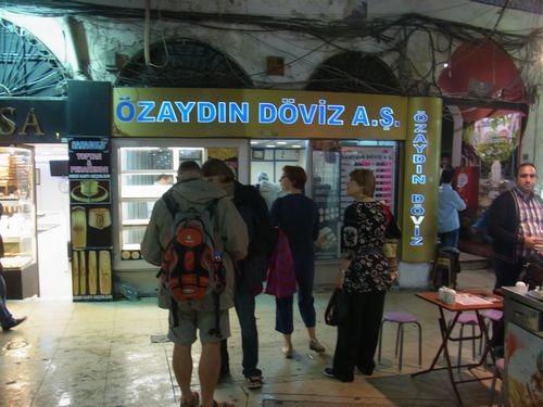 トルコの茶畑を訪ねて (7) イスタンブール グランドバザールで両替