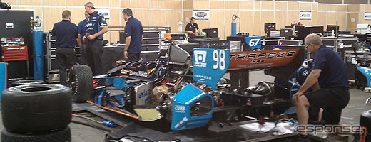 機材が搬入されたバラクーダ・レーシングのガレージ