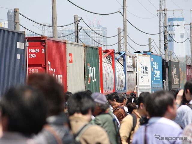 一般公開イベントでは機関車やコンテナが展示され、多数のマニアや家族連れでにぎわった。