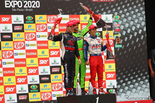 第4戦サンパウロの上位3名。2位の佐藤琢磨は右で、左が3位のマルコ・アンドレッティ。優勝はジェームス・ヒンチクリフ(中央)。写真:IndyCar