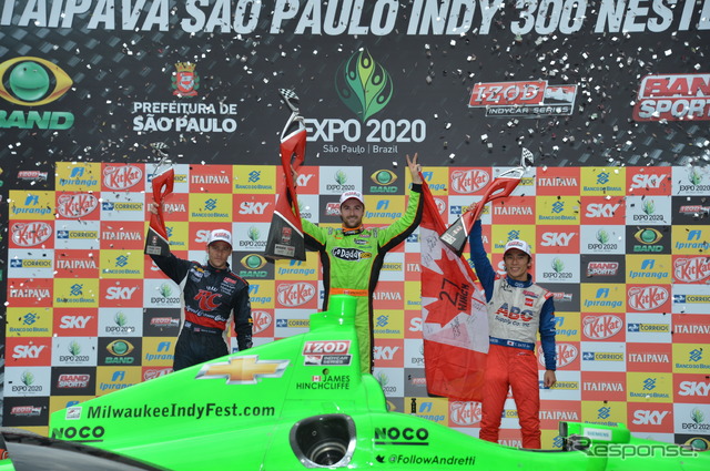 表彰式の並びは通常と違って、2位が向かって右になる。左から3位のマルコ・アンドレッティ、優勝のジェームス・ヒンチクリフ、2位の佐藤琢磨。写真:IndyCar