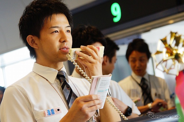 搭乗ゲートで案内を行う地上スタッフも男性。