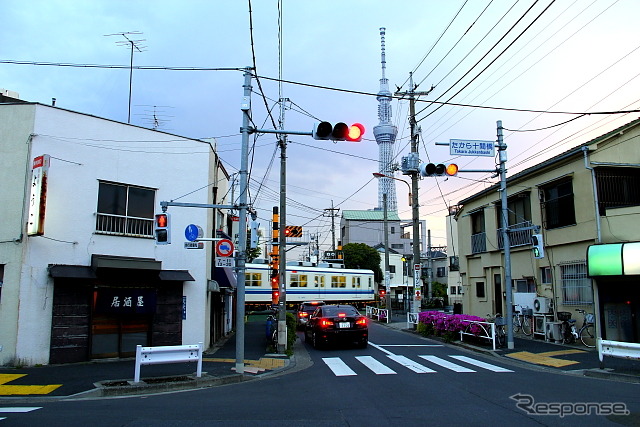 たから十間橋交差点と東武亀戸線