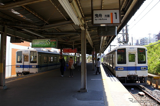 (東武)亀戸駅 左の電車が大師線などへ回送される車両