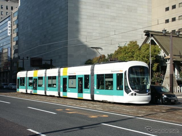 広島電鉄の5100形「Green mover max」。