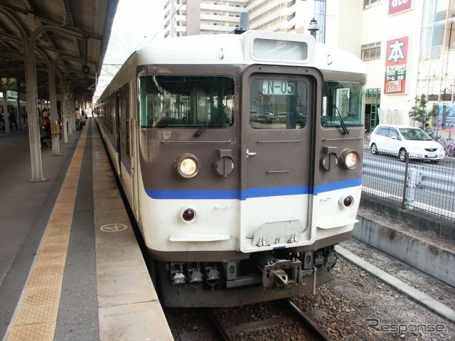 JR西日本の広島地区で運用されている115系。現在は黄色1色の塗装に変更されている。