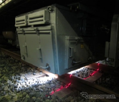 測定状態の軌道材料モニタリング装置。線路にLED照明を当てるとともに、レーザー光を出す。