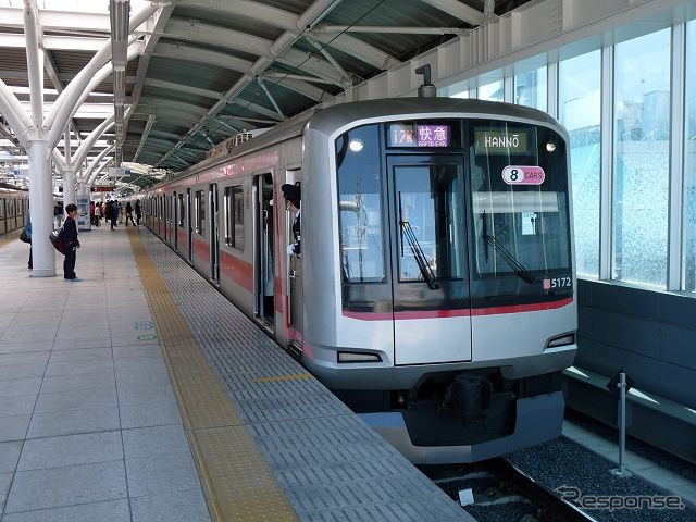 池袋線石神井公園駅に停車中の飯能行き快速急行。車両は相互乗り入れしている東急の5050系。