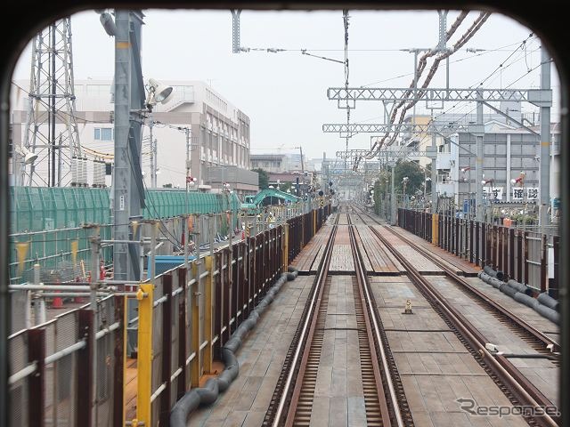 地下化工事が進む大師線。現在の線路は仮受けの状態になっており、この下で掘削工事が進められている。