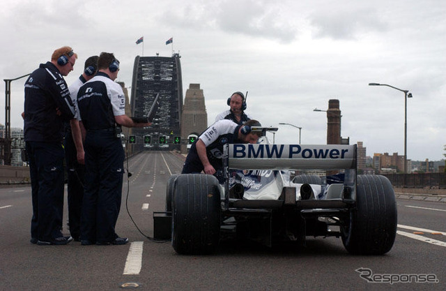 ウェーバー、F1マシンでシドニー・ハーバー・ブリッジを走行