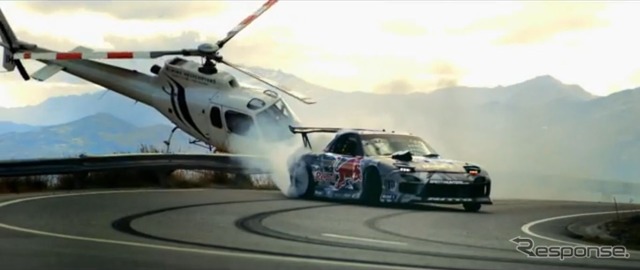 マツダRX-7がニュージーランドの峠を攻める