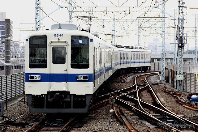 8000系 船橋駅付近