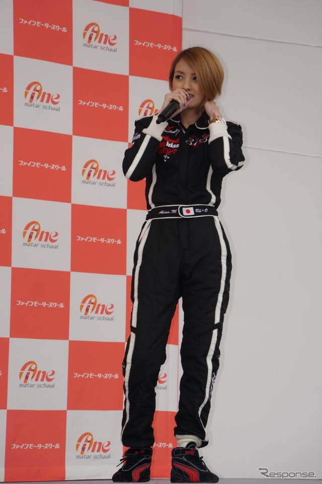 レーシングスーツ姿のアッキーナ、エコドライブに挑戦
