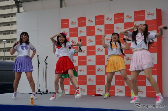 レーシングスーツ姿のアッキーナ、エコドライブに挑戦