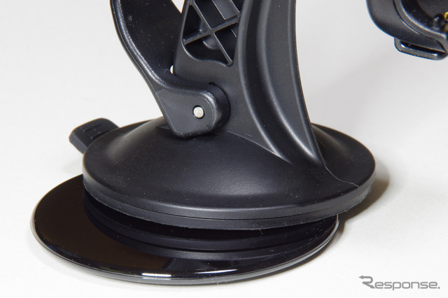 ダッシュボードに固定するときは付属の円盤をダッシュボードに貼り付け、その円盤に吸盤で固定する。