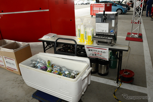 ドリンク類はビールも含んで無料提供されていた