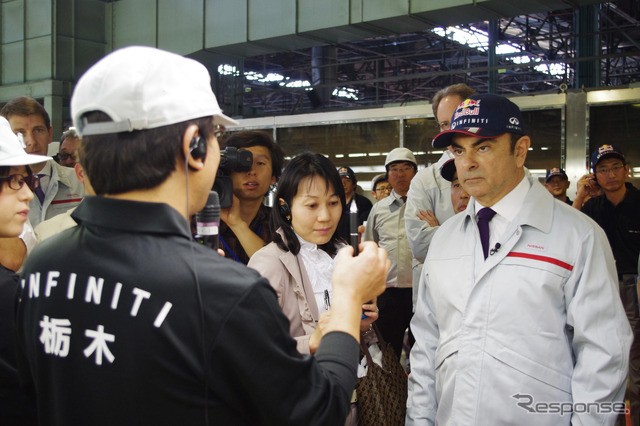 日産栃木工場、Q50オフライン式のようす