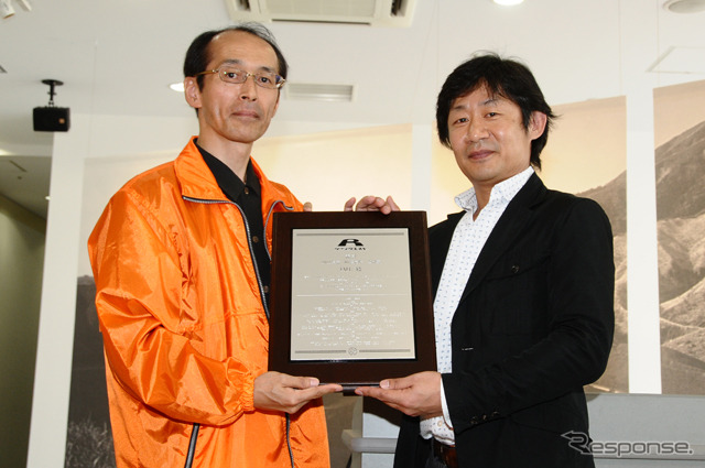 峠マイスターの〈IMUさん〉（左）とトヨタマーケティングジャパンの喜馬克治さん（右）