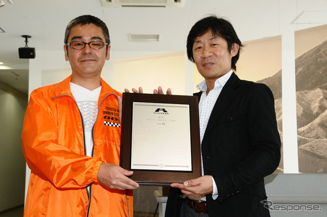 峠マイスターの〈suさん〉（左）とトヨタマーケティングジャパンの喜馬克治さん（右）