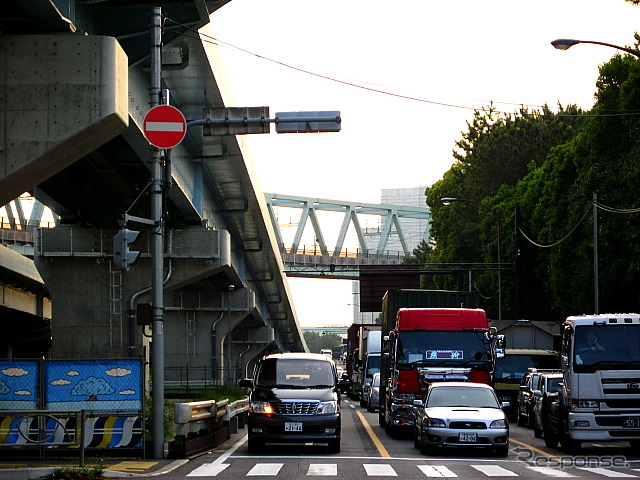 国道357号千葉方面 夢の島交差点手前の渋滞 高架部分が新木場立体