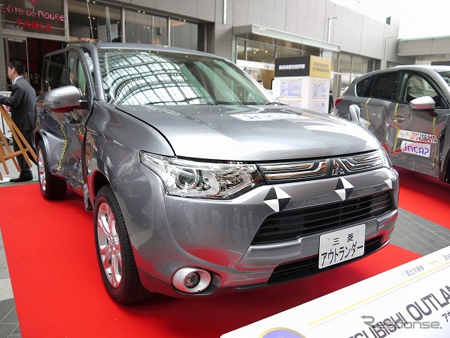 今回は試験車両ではない新車も展示されていたため、破損した車両が置かれた理由がわからず、困惑する人も。