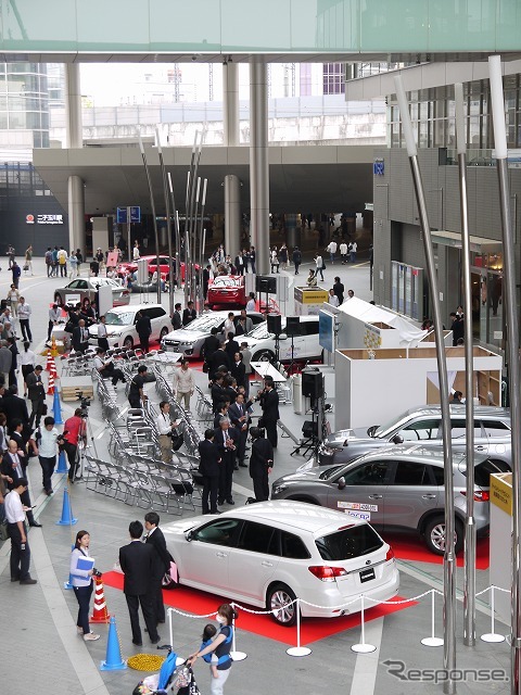 買い物客が足を止め、展示された試験車両を眺めていく。