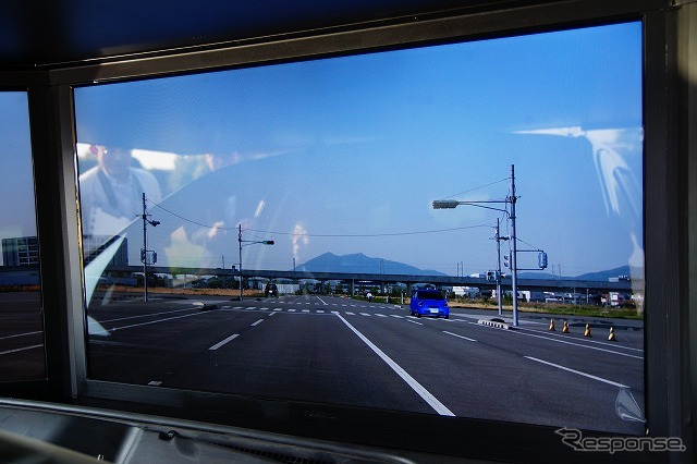 現実の風景なのだが、モニター越しに眺めることとなる。